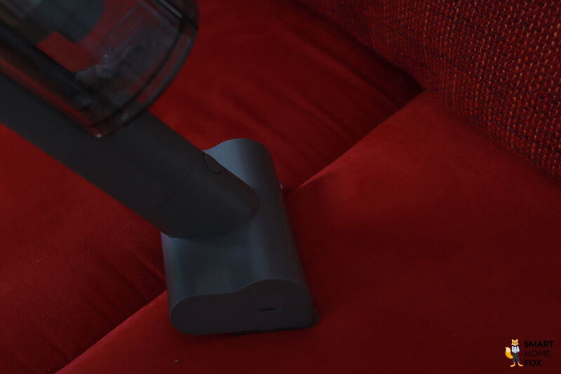 Sofa absaugen mit Dreame Z10 als Handsauger